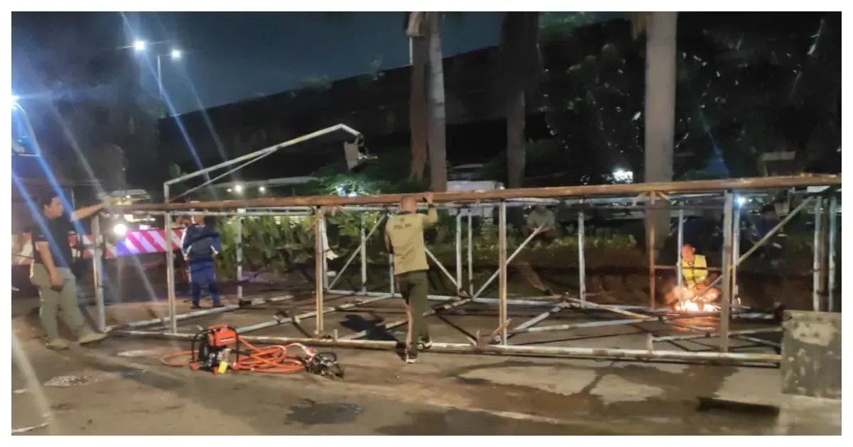 Satpol PP DKI Jakarta Bongkar Reklame Tak Layak Secara Teknis (Sumber: beritajakarta.id/ istimewa)