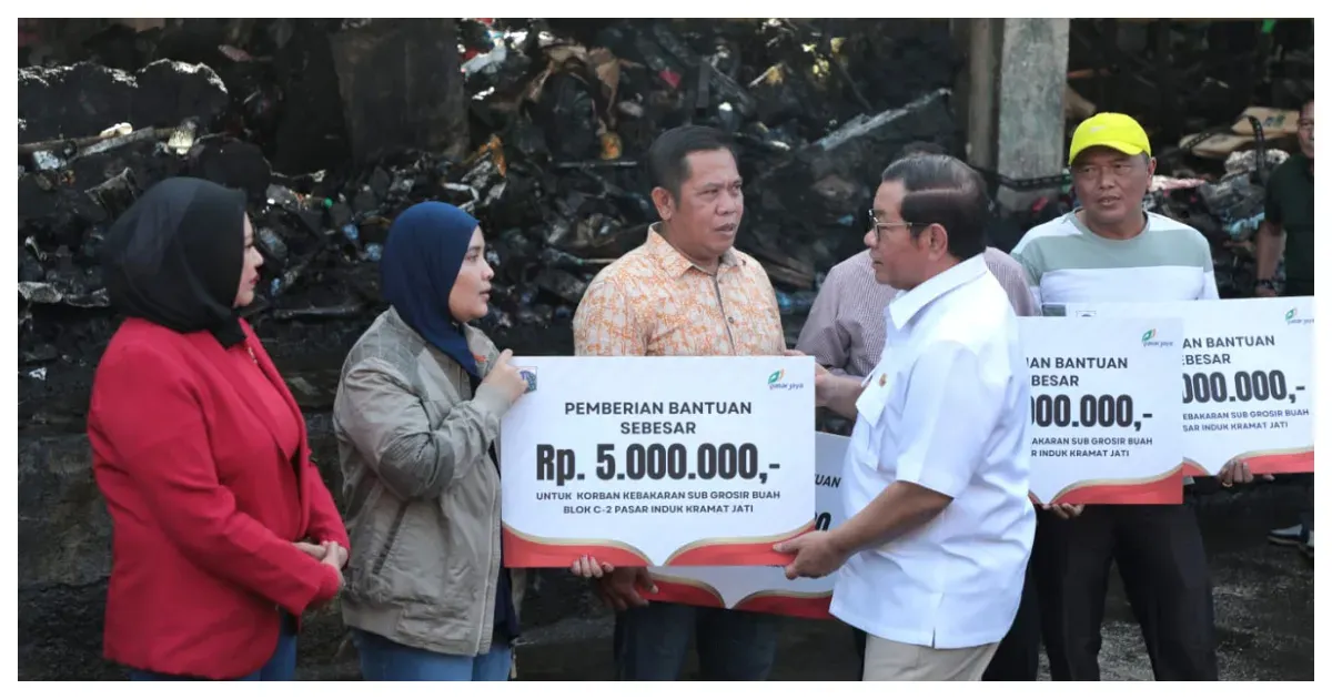 Gubernur Pramono Serahkan Bantuan ke Pedagang Pasar Induk Kramat Jati (Sumber: beritajakarta.id/ Andri Widiyanto)
