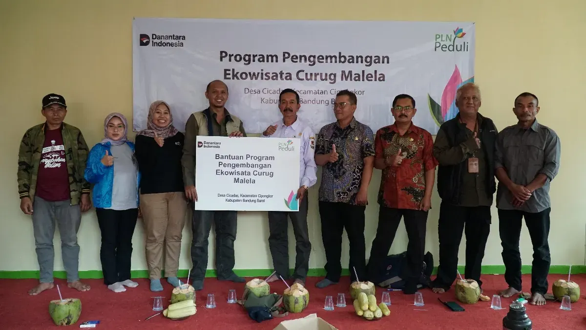 Penyaluran bantuan pengembangan ekowisata Curug Malela. (Sumber: Ist)
