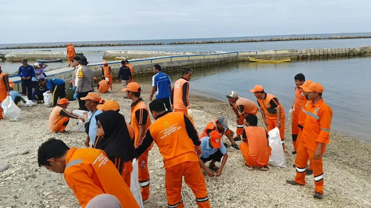 setidaknya 100 personel gabungan lakukan aksi bersih-bersih di kawasan Pantai Sakura, Pulau Untung Jawa, Kecamatan Kepulauan Seribu Selatan pada Kamis, 25 Desember 2025. (Sumber: Beritajakarta.id | Foto: Beritajakarta.id)