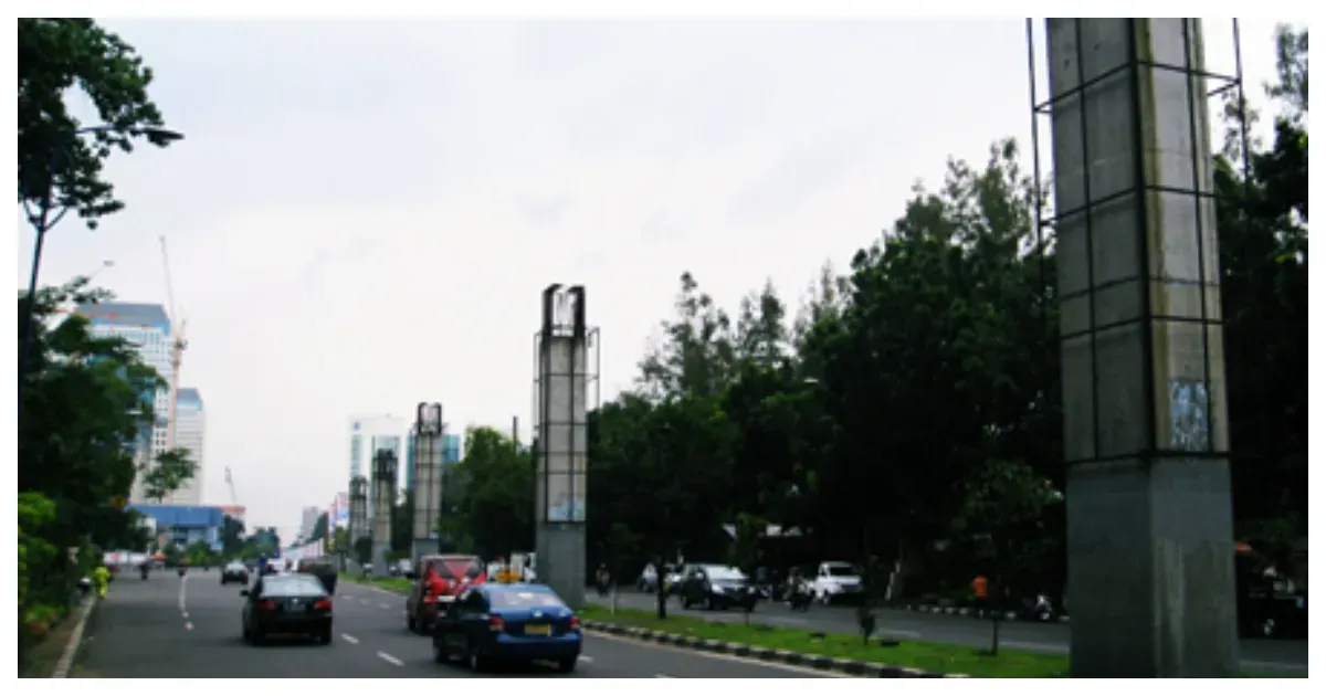 Tiang-tiang Monorel Mangkrak (Sumber: Dok beritajakarta.id)