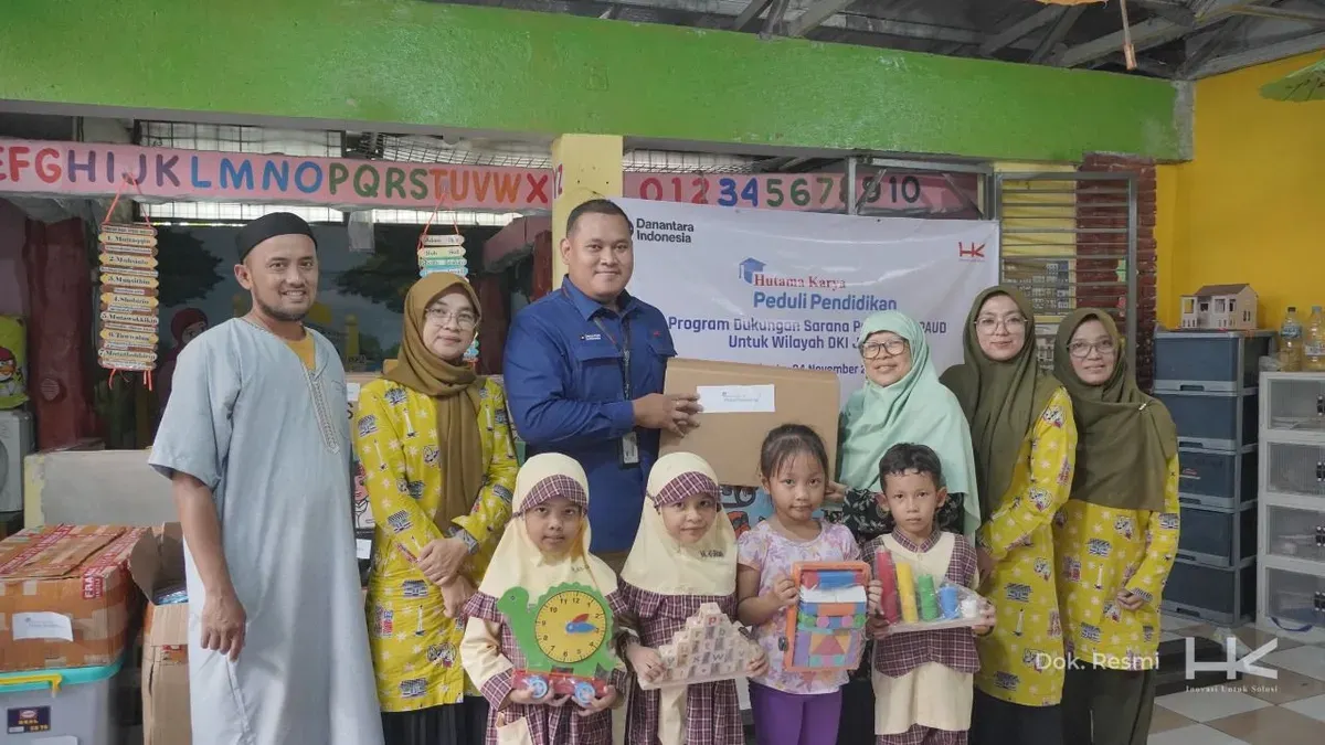 Hutama Karya menyalurkan bantuan kepada Lazpersis berupa 70 paket peralatan sekolah. (Sumber: Hutama Karya)