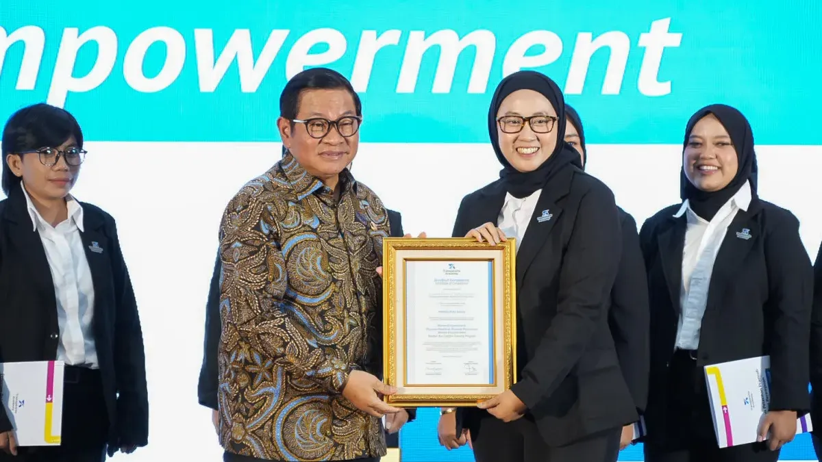 Gubernur DKI Jakarta Pramono Anung memberikan sertifikat kelulusan kepada 13 pramudi perempuan yang berhasil lulus. (Sumber: beritajakarta.id | Foto: beritajakarta.id)
