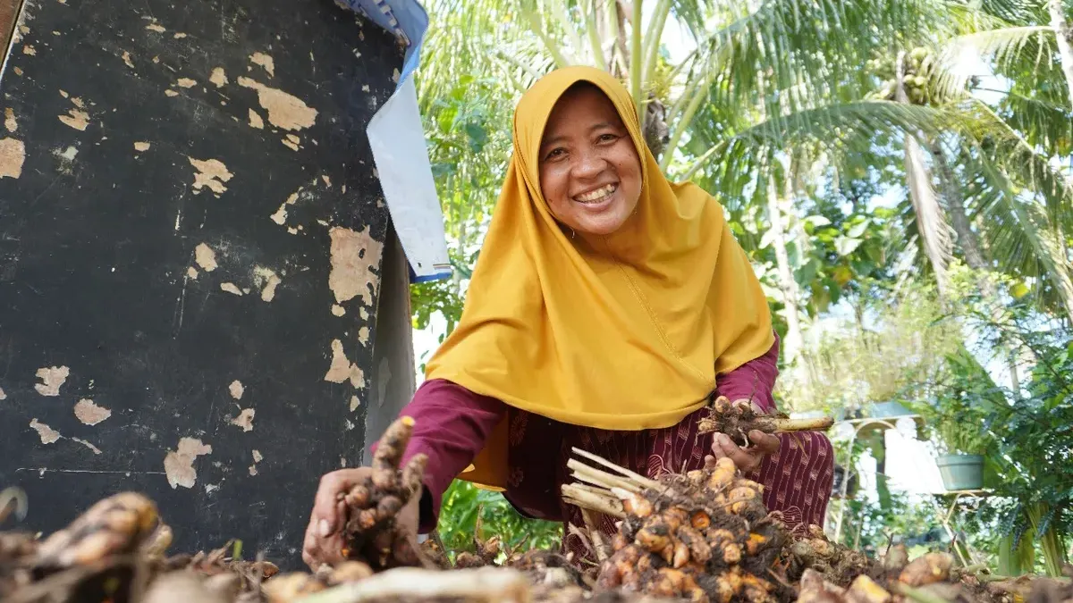 Perempuan tangguh binaan PNM menjadi pahlawan ekonomi keluarga, berjuang melalui usaha mikro untuk mengangkat kesejahteraan rumah tangga.