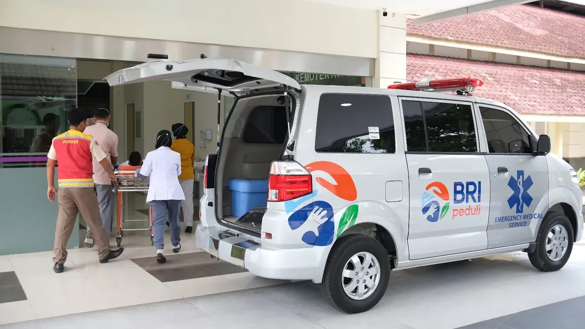 BRI melalui program TJSL BRI Peduli menyalurkan 200 unit ambulans ke berbagai fasilitas kesehatan di Indonesia dalam rangka Hari Kesehatan Nasional 2025, sebagai wujud dukungan terhadap pemerataan layanan kesehatan dan kinerja tenaga medis di daerah.
