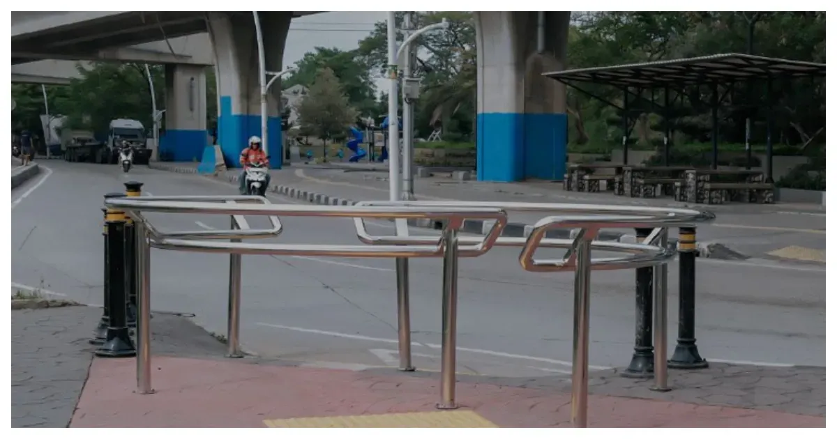 Sejumlah Trotoar di Jakarta Dipasang 'Portal S' (Sumber: Instagram @dkijakarta)