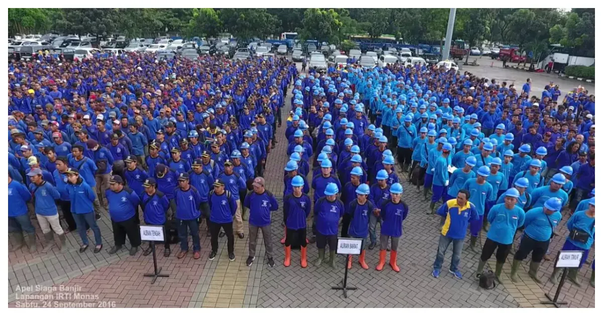 Pasukan Biru (Sumber: YouTube Dinas Sumber Daya Air Provinsi DKI Jakarta)