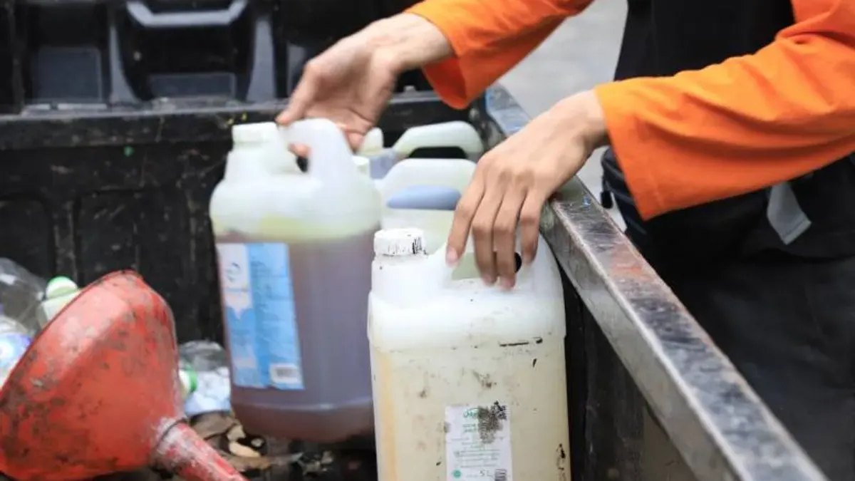 Cara Membuang Minyak Jelantah yang Baik dan Benar (Sumber: tangerangkota.go.id)