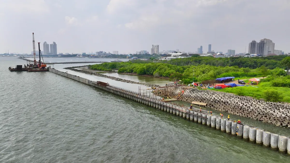 Pembangunan tanggul pengaman pantai NCICD Fase A di DKI Jakarta (Sumber: smartcityjakarta | Foto: smartcityjakarta)
