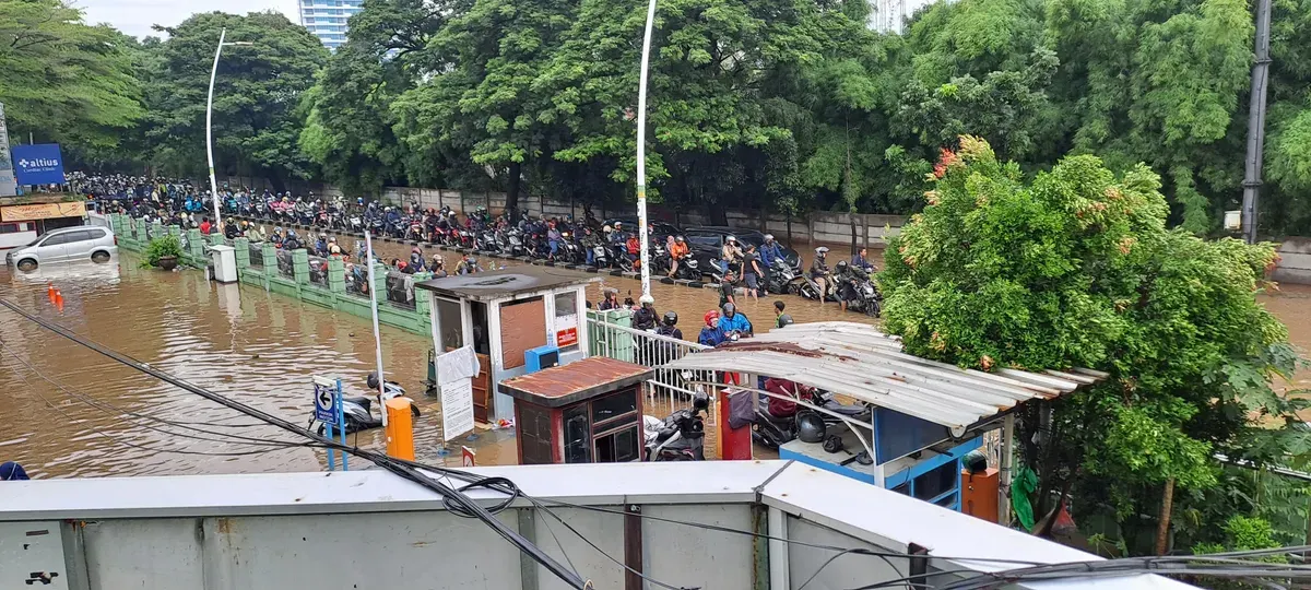 Banjir Jakarta (Sumber: AYOJAKARTA.COM | Foto: Katarina Erlita Candrasari)