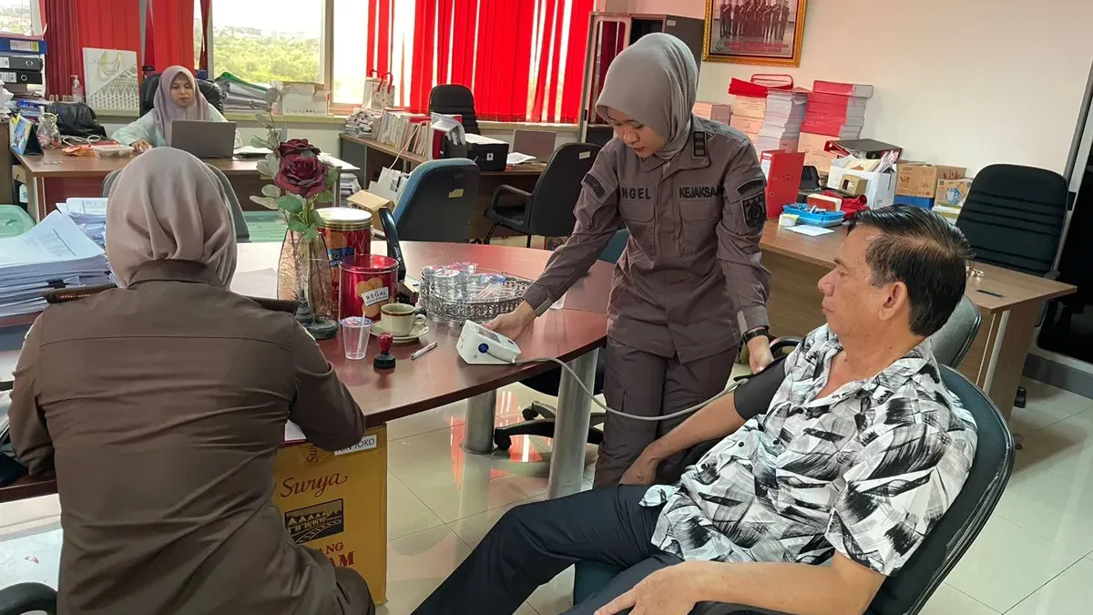 Kejati Sumsel menahan tersangka DS dalam kasus korupsi KUR Mikro Bank Sumsel Babel. Enam tersangka telah ditahan, satu masih belum hadir.