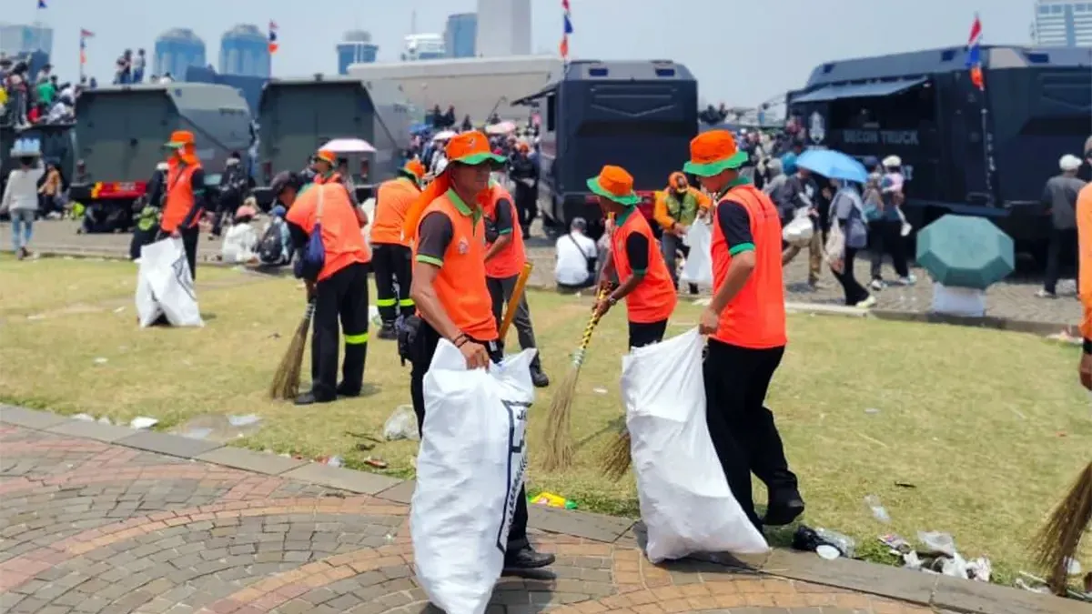Petugas kebersihan berhasil mengangkut 126,65 ton sampah usai HUT TNI ke-80 (Sumber: beritajakarta.id | Foto: beritajakarta.id)