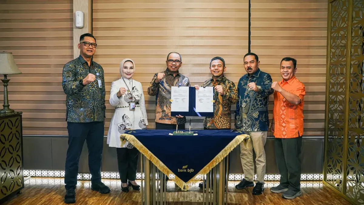 bank bjb dan PT Pos Indonesia menandatangani MoU sebagai langkah strategis memperkuat sinergi layanan keuangan dan logistik. Kolaborasi ini diharapkan menghadirkan solusi inovatif, efisien, dan terintegrasi bagi masyarakat dan dunia usaha.