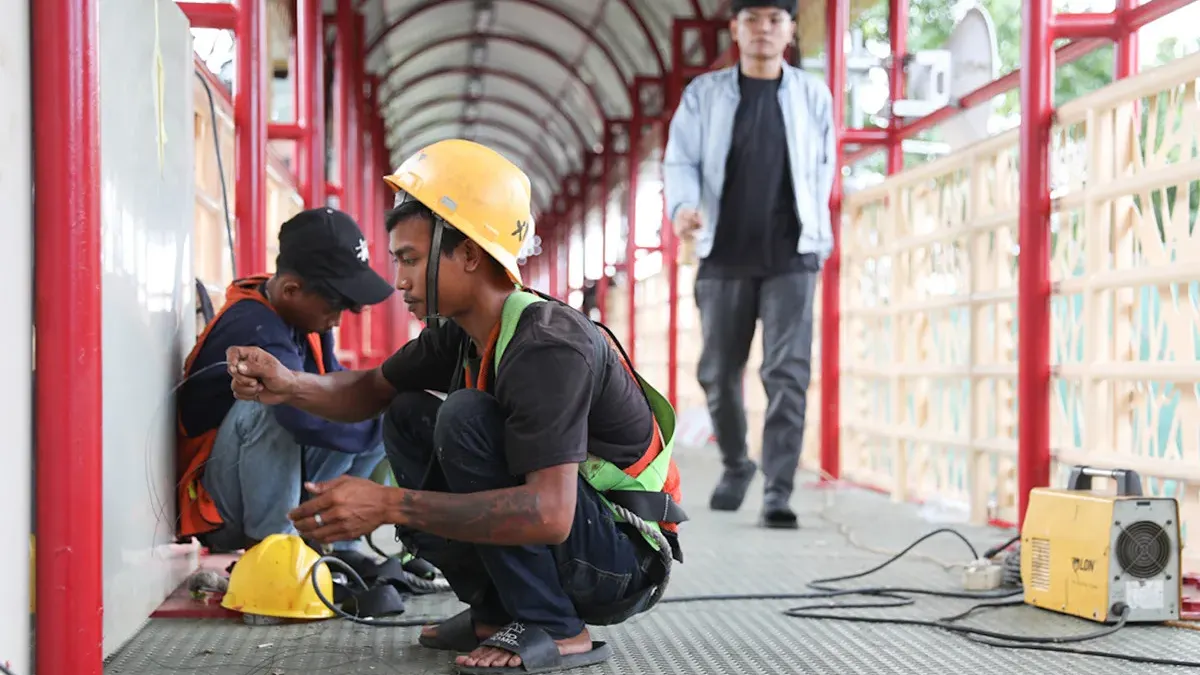 Pemeliharaan secara serentak dilakukan oleh Dinas Bina Marga Provinsi DKI Jakarta untuk memastikan kondisi Jembatan Penyeberangan Orang (JPO) tetap layak, aman dan nyaman(Sumber: beritajakarta.id | Foto: beritajakarta.id)