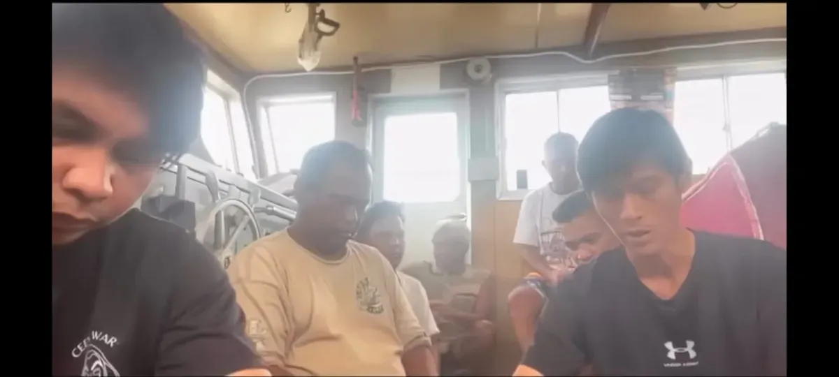 Viral video 7 anak buah kapal (ABK) asal Batam yang terombang-ambing di perairan Myanmar tanpa kejelasan selama 3 bulan terakhir. (Sumber: TL TikTok @salsaerwina | Foto: TL TikTok @salsaerwina)