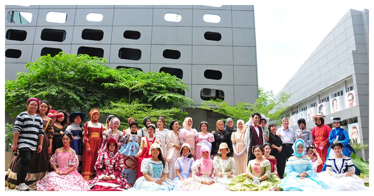 Mahasiswa Prodi Desain Mode Institut Kesenian Jakarta (IKJ) (Sumber: senirupaikj.ac.id)