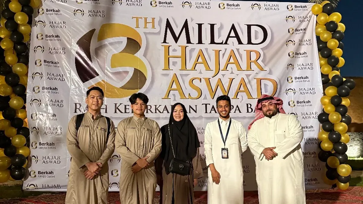 Hajar Aswad Mubaroq rayakan Milad ke-13 di Alsirah, destinasi ziarah modern dekat Masjid Quba, Madinah. Momen syukur dan inovasi ini memperkaya pengalaman spiritual jemaah umrah bersama dukungan Saudi Tourism Authority.
