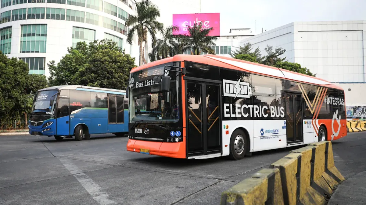 Jelang akhir tahun 2025, Pemprov DKI Jakarta tetap meningkatkan kualitas pelayanan fasilitas bus TransJakarta. (Sumber: Beritajakarta.id | Foto: Beritajakarta id)