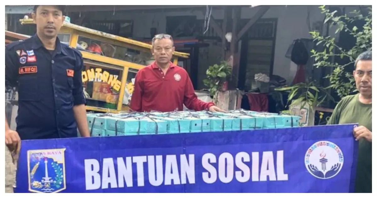 Dinsos DKI Jakarta Salurkan Bansos untuk Warga yang Terdampak Banjir dan Tanah Longsor (Sumber: Instagram @dinsosdkijakarta)
