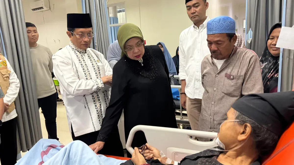 Menag Nasaruddin Umar menjenguk korban robohnya Majelis Taklim Ashobiyyah di Bogor, sekaligus menyerahkan bantuan pembangunan musalla dan majelis taklim. (Sumber: Kemenag)
