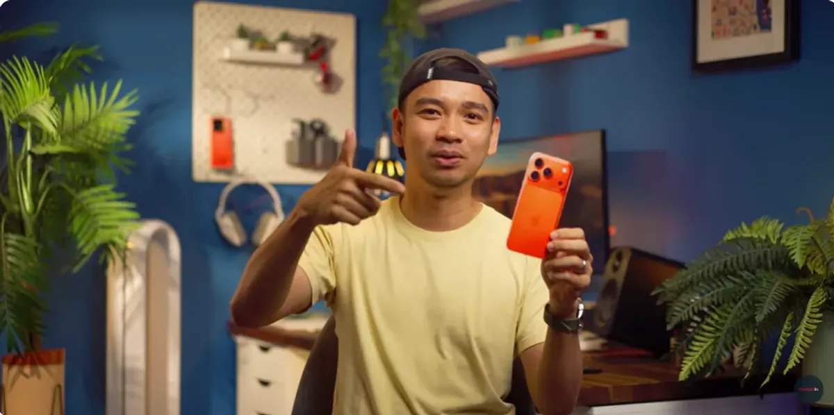 David GadgetIn Review iPhone 17. (Sumber: youtube.com/@GadgetIn)
