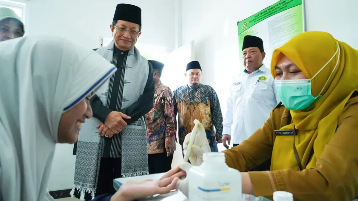 Menag Nasaruddin Umar buka Hari Santri 2025 di Tebuireng, ungkap rencana Eselon I pesantren serta dukungan kesehatan dan gizi santri.
