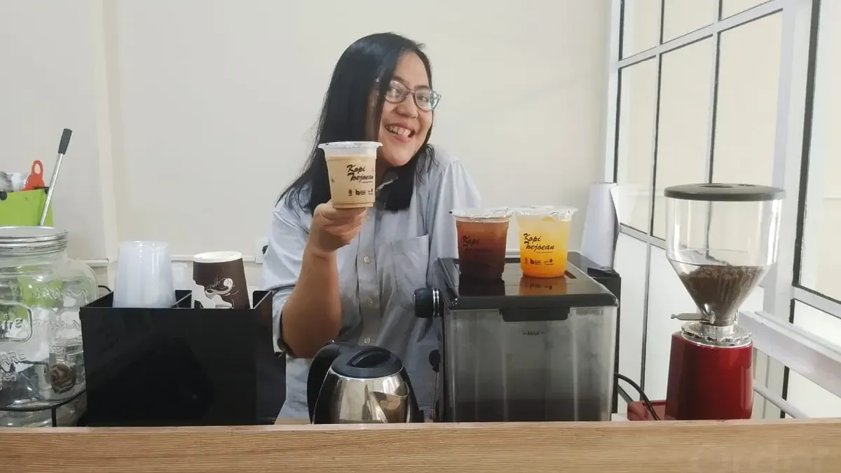 Kopi Toejoean asal Jakarta Barat berhasil naik kelas bersama pendampingan BRI melalui LinkUMKM, mengubah hobi jadi bisnis kopi lokal yang mendukung petani Nusantara.