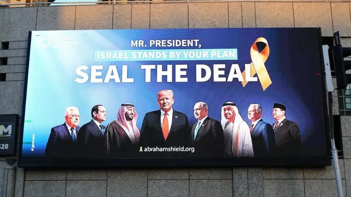 Foto Presiden Prabowo yang dipajang di billboard Tel Aviv, Israel (Sumber: x@AbrahamShield25 | Foto: x@AbrahamShield25)
