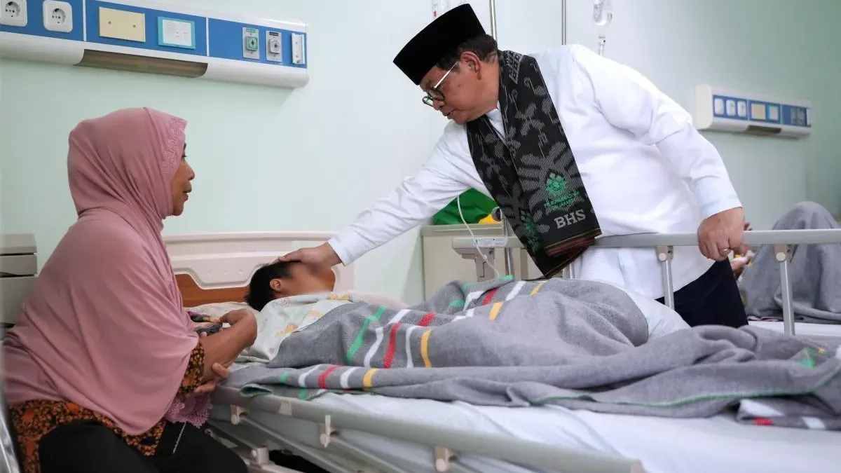 Gubernur DKI Jakarta, Pramono Anung menjenguk langsung kondisi puluhan siswa yang menjadi korban dugaan keracunan MBG di Jakarta Timur. (Sumber: Beritajakarta.id | Foto: Beritajakarta.id)