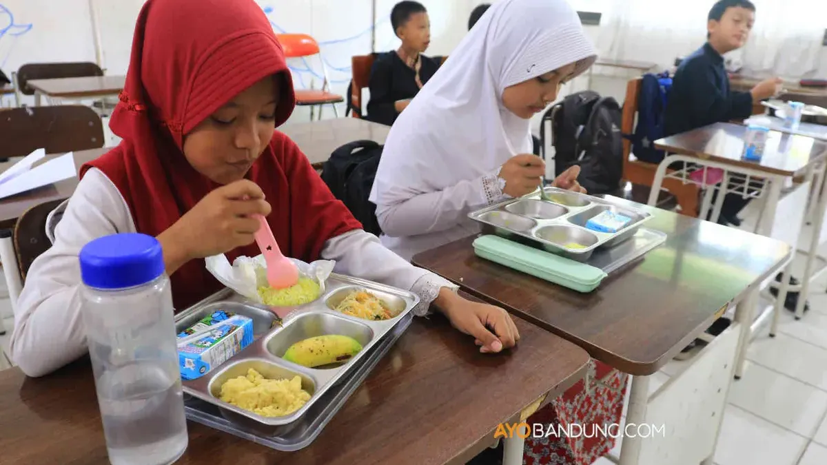 Makan Bergizi Gratis. (Sumber: AYOBANDUNG.COM)