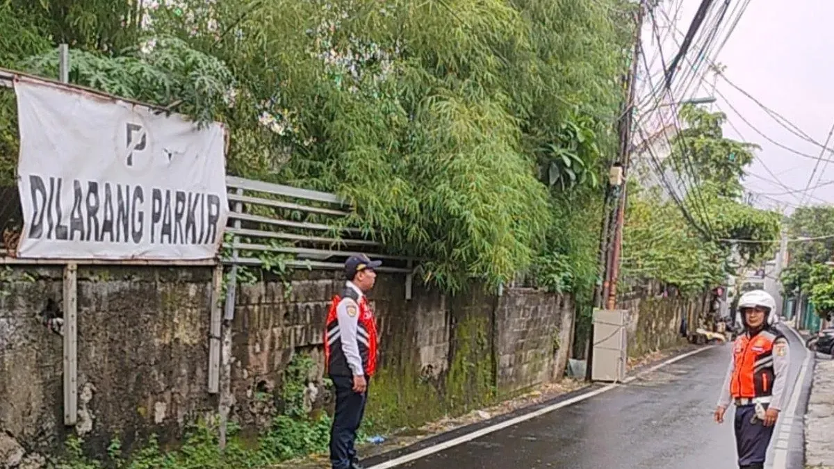 Kekinian kendaraan yang lakukan parkir liar di Jalan Damai RT 02/01, Kelurahan Kalisari, Kecamatan Pasar Rebo, Jakarta Timur sudah tidak berada di lokasi. (Sumber: beritajakarta.id | Foto: beritajakarta.id)