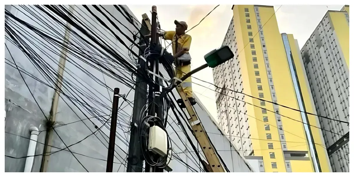 Perbaikan penerangan jalan umum (PJU) di Jakarta Utara (Sumber: beritajakarta.id)