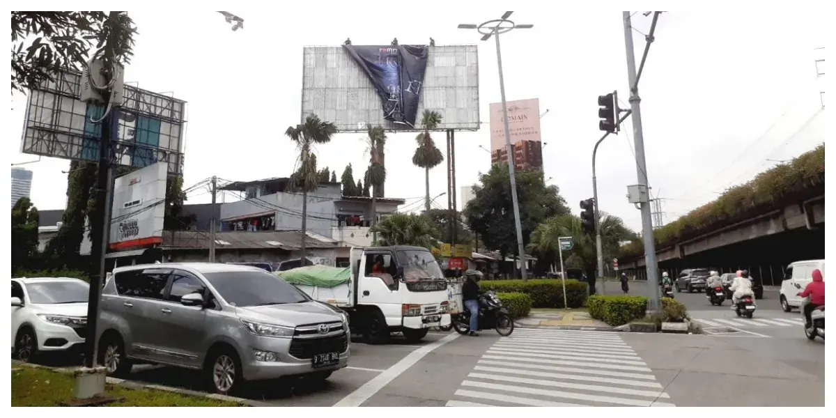 Baliho Promosi Film Horor Berjudul 'Aku Harus Mati' Dicopot. (Sumber: beritajakarta.id)