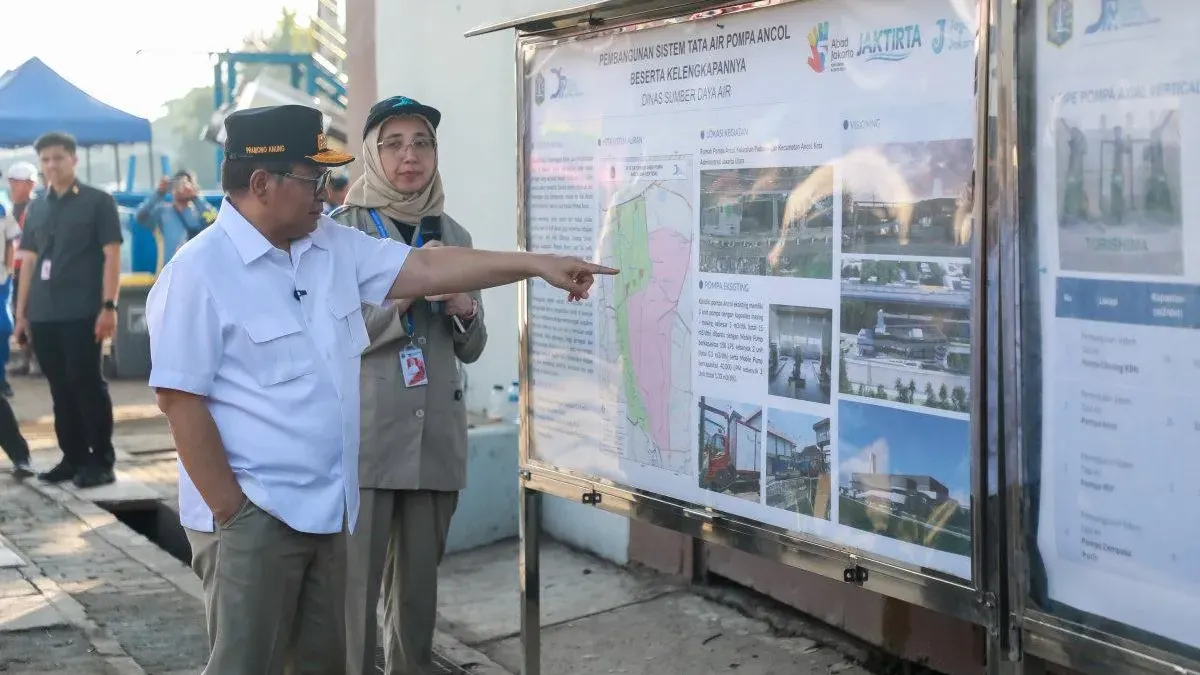 Gubernur DKI Jakarta, Pramono Anung meninjau kegiatan pembangunan Sistem Tata Air Pompa Ancol dan kelengkapannya di gedung pompa Ancol, Jakarta Utara, pada Selasa, 7 April 2026. (Sumber: Beritajakarta.id | Foto: Beritajakarta.id)