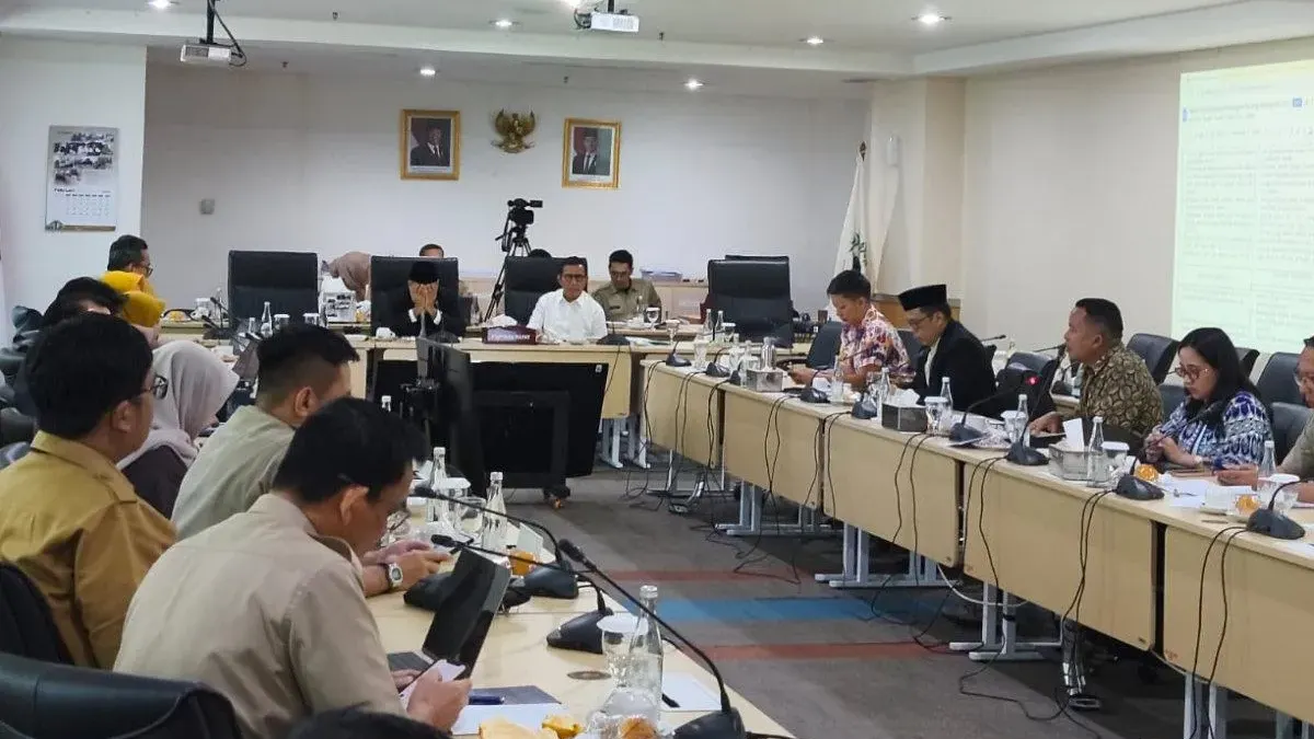 Bapemperda DPRD DKI Jakarta kembali membahas finalisasi pasal demi pasal dalam Raperda tentang Pembangunan Keluarga, Selasa, 7 April 2026. (Sumber: beritajakarta.id | Foto: beritajakarta.id)