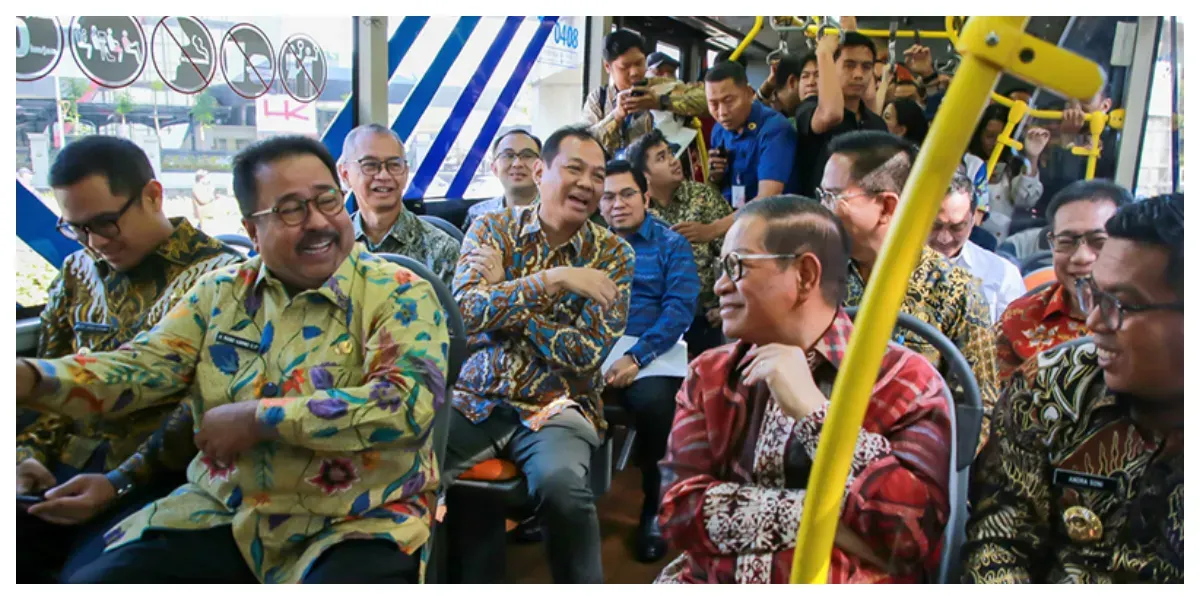 Gubernur Pramono Anung dan Wagub Rano Karno Bersama ASN DKI Jakarta Naik Transjakarta. (Sumber: beritajakarta.id)