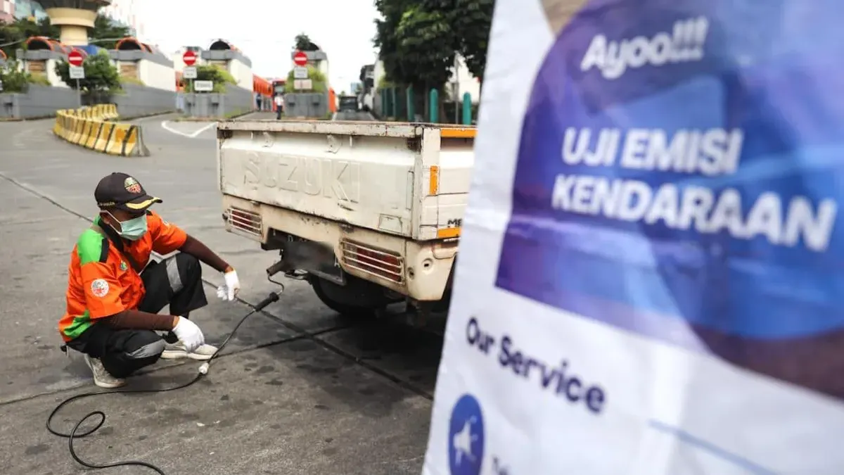 Setidaknya 30 kendaraan di pintu keluar Terminal Blok M, Kecamatan Kebayoran Baru terkena razia uji emisi kendaraan dan dinyatakan tidak lulus uji. (Sumber: beritajakarta.id | Foto: beritajakarta.id)