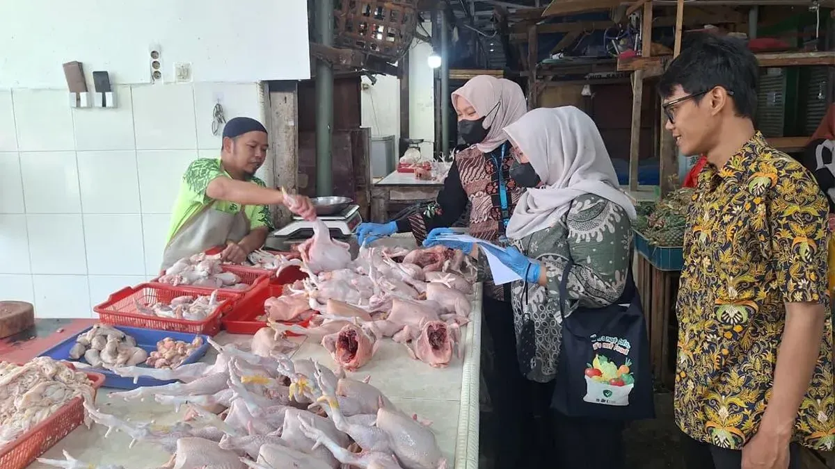 Pastikan bahan berbahaya tidak beredar di produk pangan, Suku Dinas Ketahanan Pangan, Kelautan, dan Pertanian (KPKP) Jakarta Utara lakukan pemeriksaan terhadap 64 sampel pangan (Sumber: beritajakarta.id | Foto: beritajakarta.id)