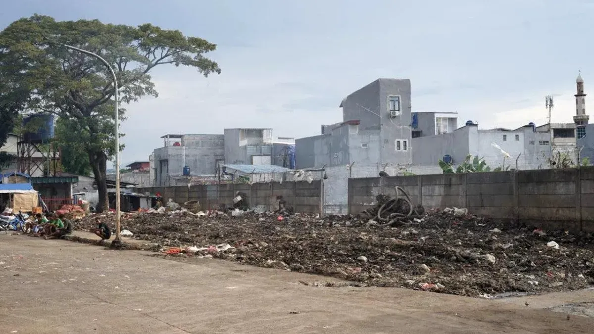 Pengangkutan timbunan sampah di lokasi tersebut sudah rampung pada Jumat (10/4). (Sumber: Beritajakarta.id | Foto: Beritajakarta.id)