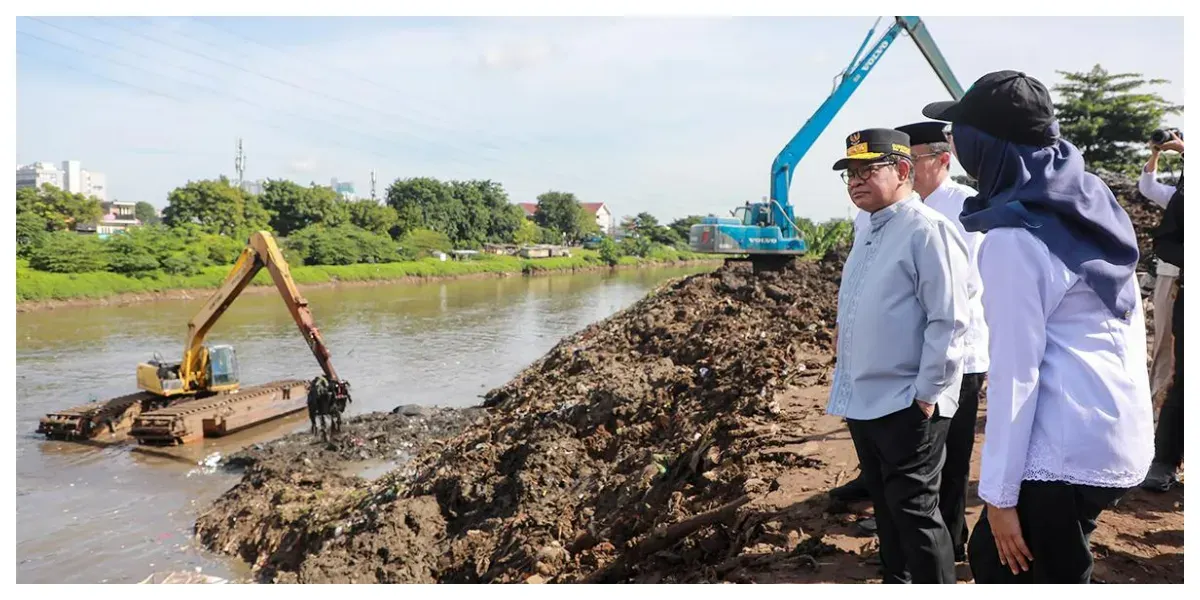 Gubernur DKI Jakarta Pramono Anung Tinjau Langsung Pengerukan Kali Kanal Banjir Barat (Sumber: beritajakarta.id)