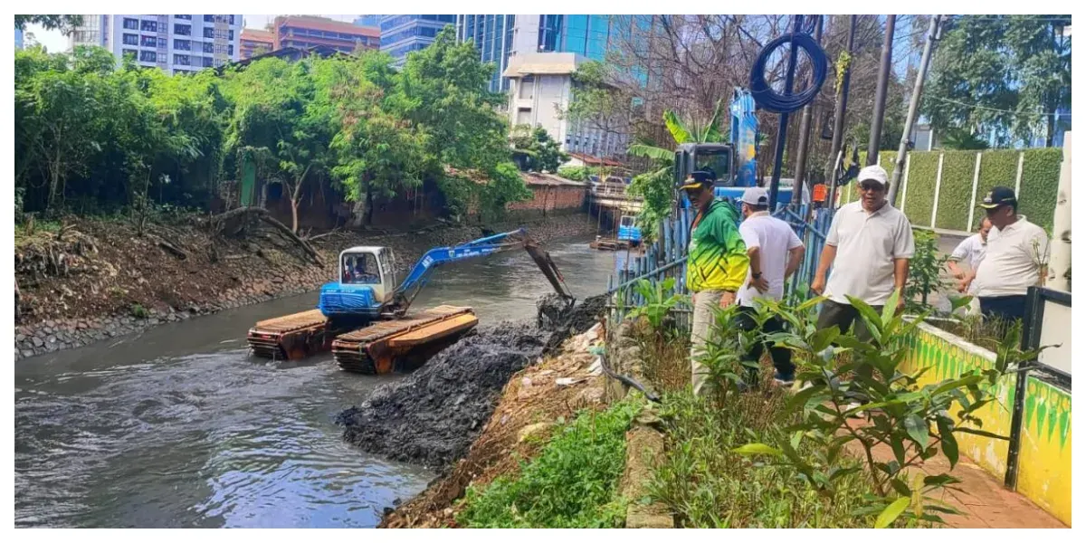 Pengerukan Kali Krukut di Jalan Bendungan Udik, RW 04, Kelurahan Karet Semanggi. (Sumber: beritajakarta.id)