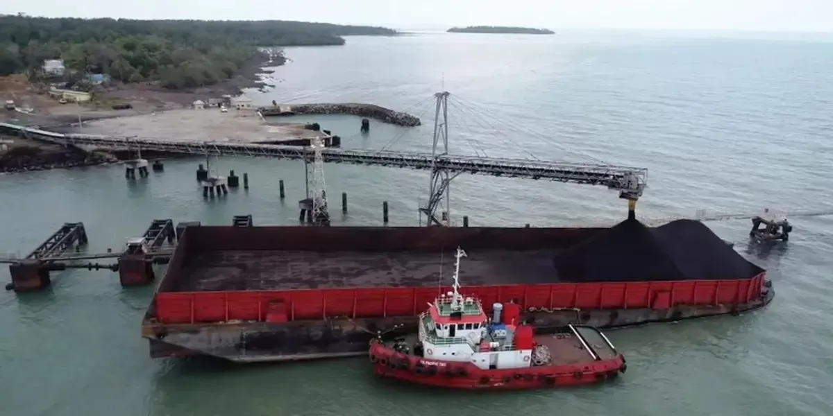Proses muat batubara ke kapal tongkang. Foto: YouTube/Mang Ucup Sebuku