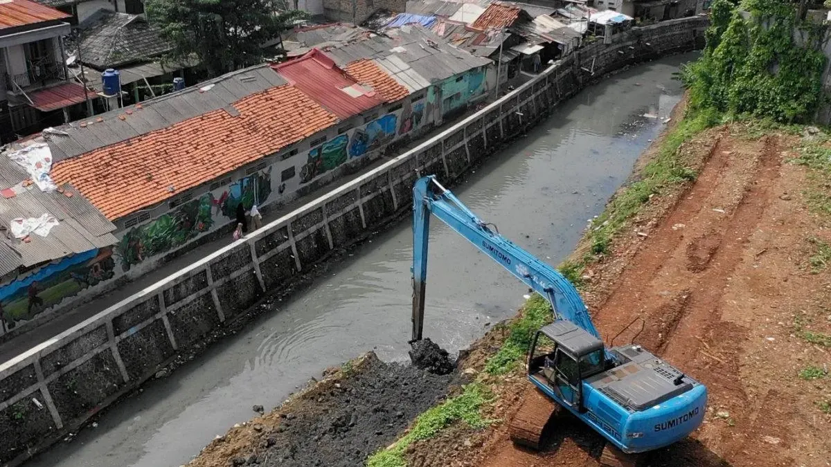 Setidaknya 2.428 meter kubik sedimen lumpur dan sampah di Kali Cideng Jalan Patra Kuningan, berhasil diangkat oleh Suku Dinas Sumer Daya Air (SDA) Jakarta Selatan. (Sumber: beritajakarta.id | Foto: beritajakarta.id)