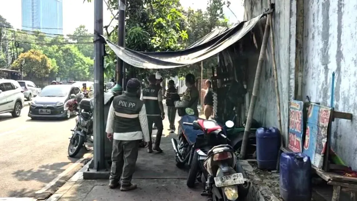 10 bangunan semi permanen dan lapak pedagang kaki lima yang berdiri di atas trotoar dan bahu sepanjang Jalan Garuda Gunung Sahari Selatan, Kemayoran, Jakarta Pusat ditertibkan, Rabu (15/4). (Sumber: Beritajakarta.id | Foto: Beritajakarta.id)