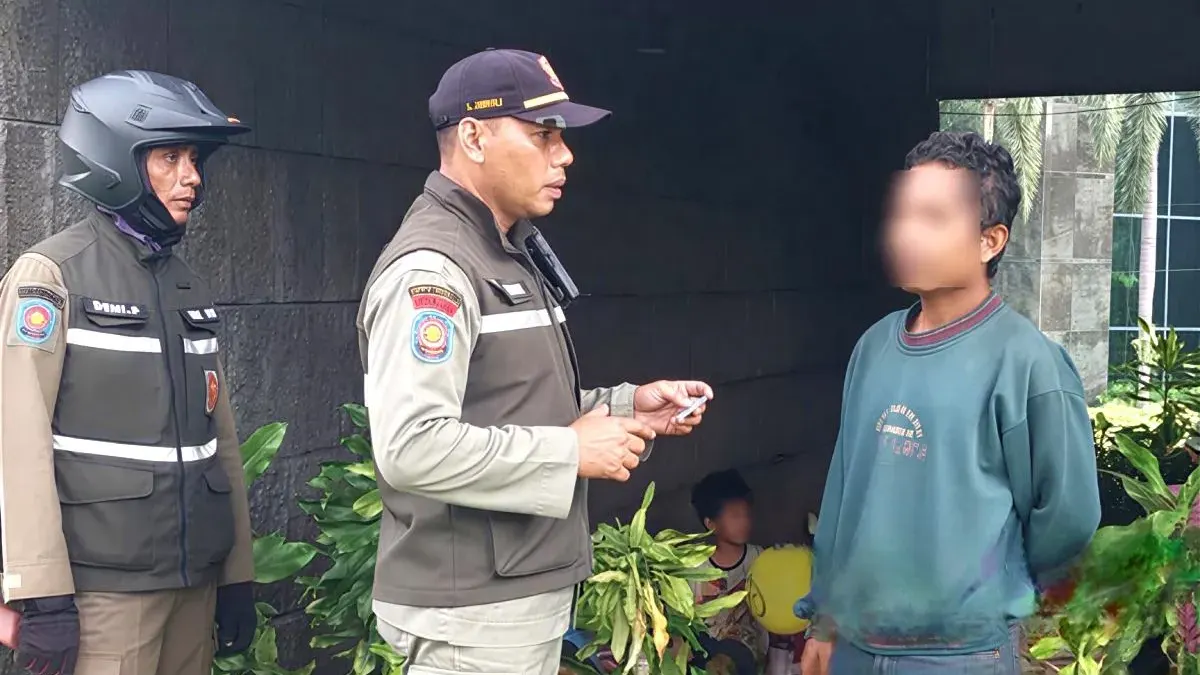 Satpol PP Jakarta Pusat menggelar penyisiran, penghalauan dan pengawasan terhadap gangguan ketertiban umum di Jalan Jenderal Sudirman, persisnya kolong simpang susun Semanggi, Kamis (16/4). (Sumber: Beritajakarta.id | Foto: Beritajakarta.id)