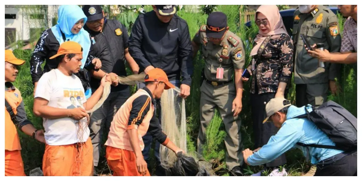 Pengendalian Populasi Ikan Sapu-sapu di Kali Sunter (Sumber: beritajakarta.id)