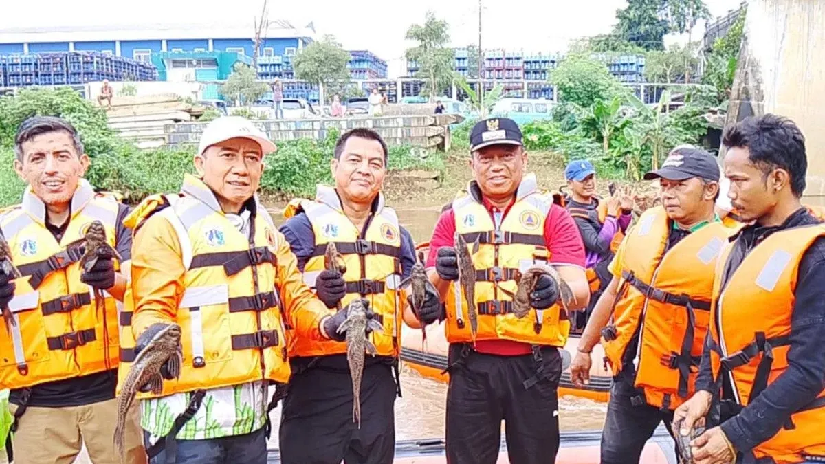 Wali Kota Jakarta Timur, Munjirin, memimpin langsung upaya pengendalian kan sapu-sapu di Kali Ciliwung, kawasan Cililitan, Kecamatan Kramat Jati. (Sumber: beritajakarta.id | Foto: beritajakarta.id)
