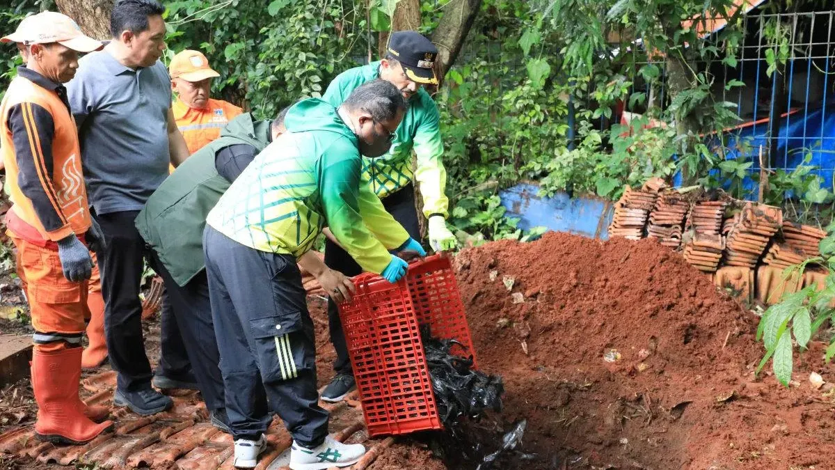 Pemerintah Kota (Pemkot) Jakarta Selatan menggelar pengendalian ikan sapu-sapu secara serentak di 10 wilayah kecamatan. (Sumber: beritajakarta.id | Foto: beritajakarta.id)