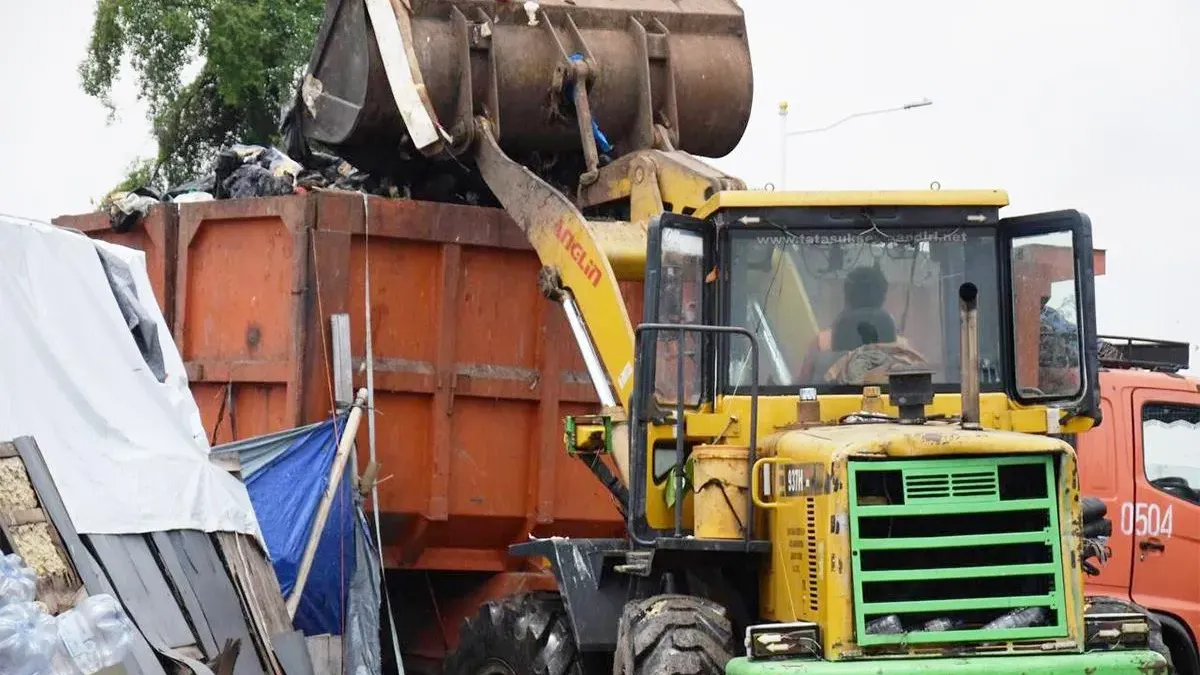 Pemerintah Kota (Pemkot) Jakarta Utara bergerak cepat menangani tumpukan sampah yang menggunung di Jalan Kepanduan II, Kelurahan Pejagalan, Kecamatan Penjaringan. (Sumber: beritajakarta.id | Foto: beritajakarta.id)