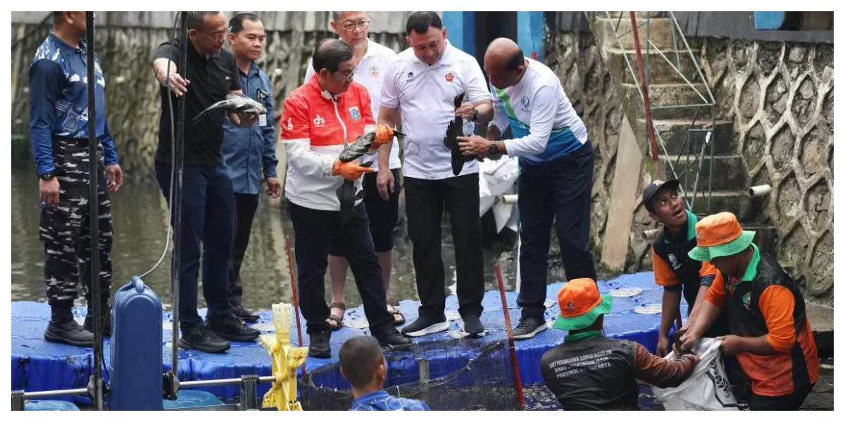 Gubernur DKI Jakarta Pramono Anung Melakukan Penangkapan Ikan Sapu-sapu (Sumber: beritajakarta.id)
